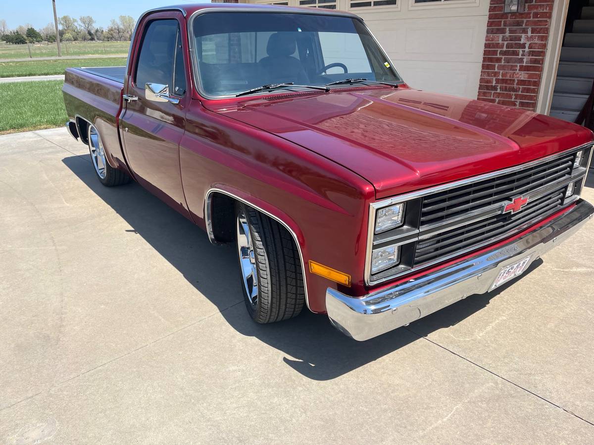 
								1985 Chevrolet C10 full									