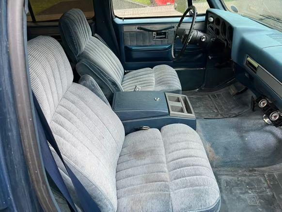 
								1985 Chevy suburban full									