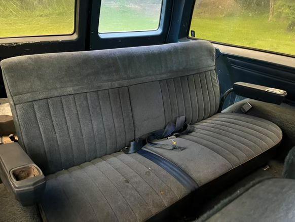 
								1985 Chevy suburban full									