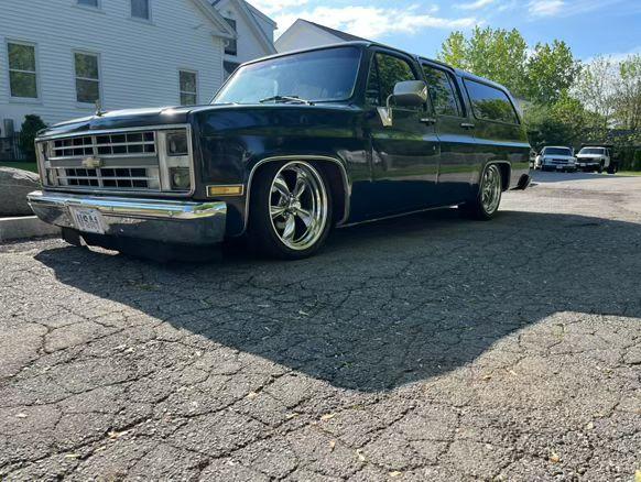 
								1985 Chevy suburban full									