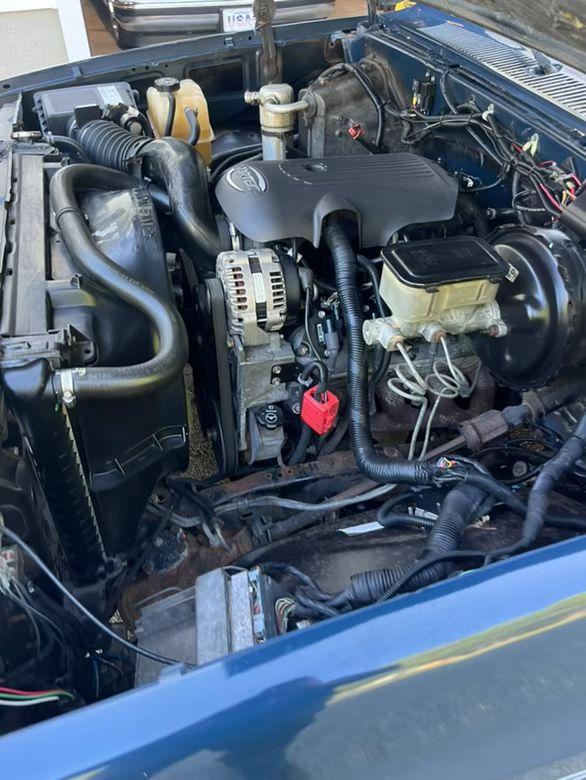 
								1985 Chevy suburban full									