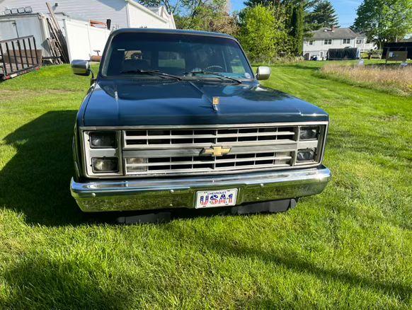 
								1985 Chevy suburban full									