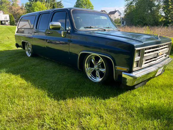 
								1985 Chevy suburban full									