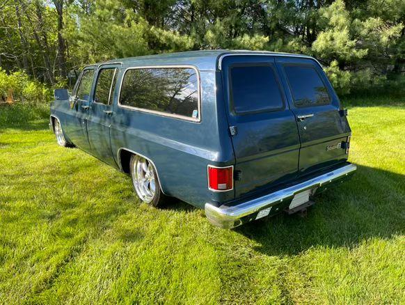 
								1985 Chevy suburban full									