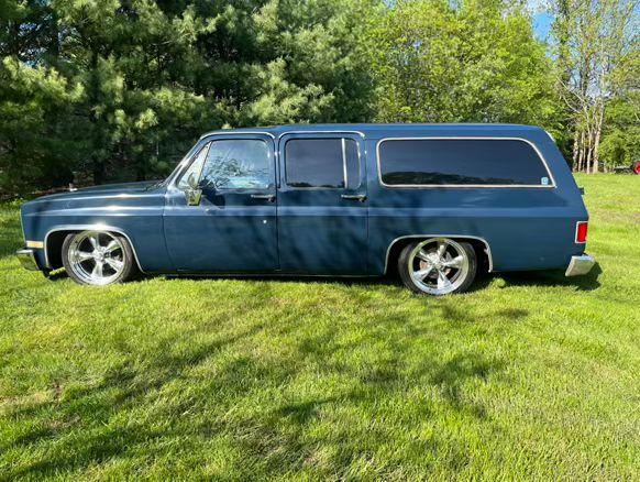 
								1985 Chevy suburban full									
