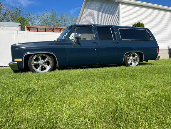 
								1985 Chevy suburban full									
