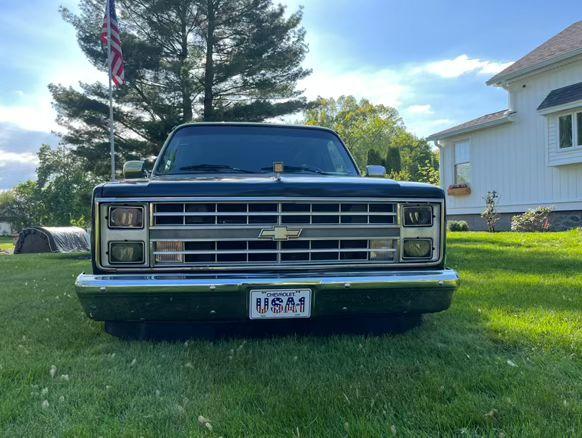 
								1985 Chevy suburban full									