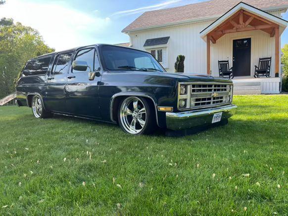 
								1985 Chevy suburban full									