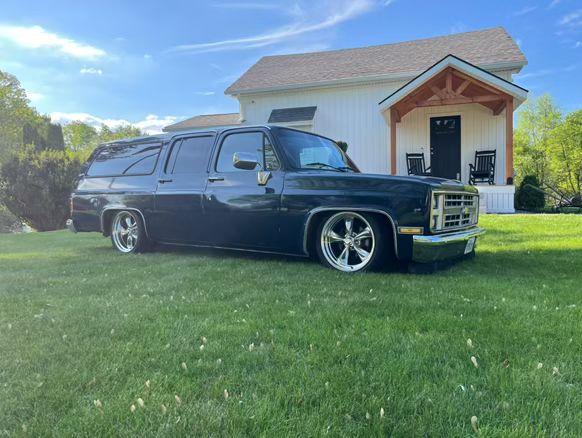 
								1985 Chevy suburban full									