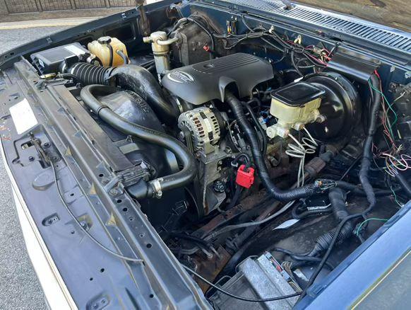 
								1985 Chevy suburban full									
