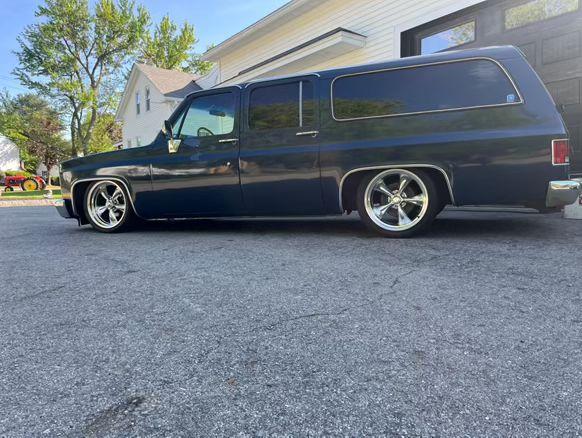 
								1985 Chevy suburban full									