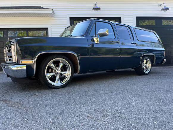 
								1985 Chevy suburban full									