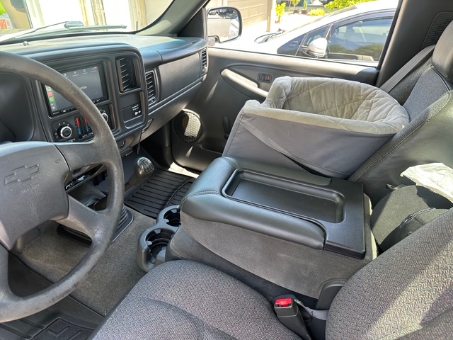 
								2004 Silverado 1500 5 SPEED V8 full									