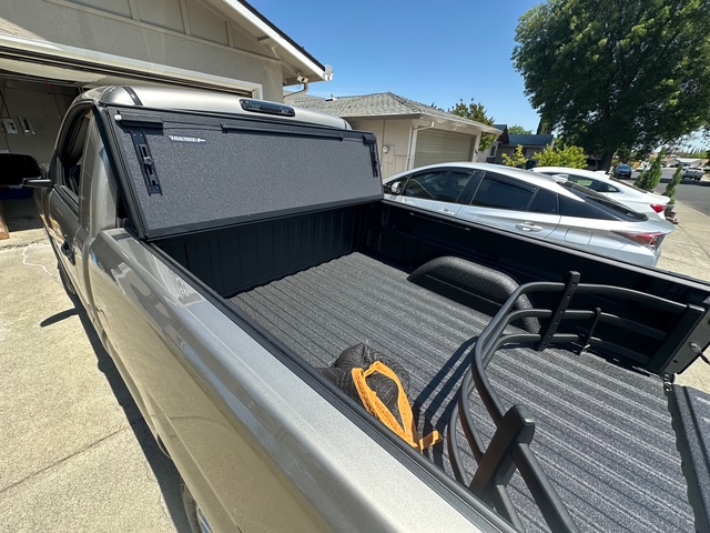 
								2004 Silverado 1500 5 SPEED V8 full									