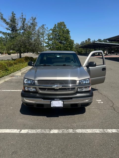 
								2004 Silverado 1500 5 SPEED V8 full									