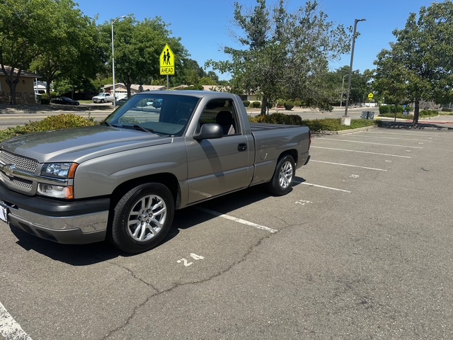 
								2004 Silverado 1500 5 SPEED V8 full									