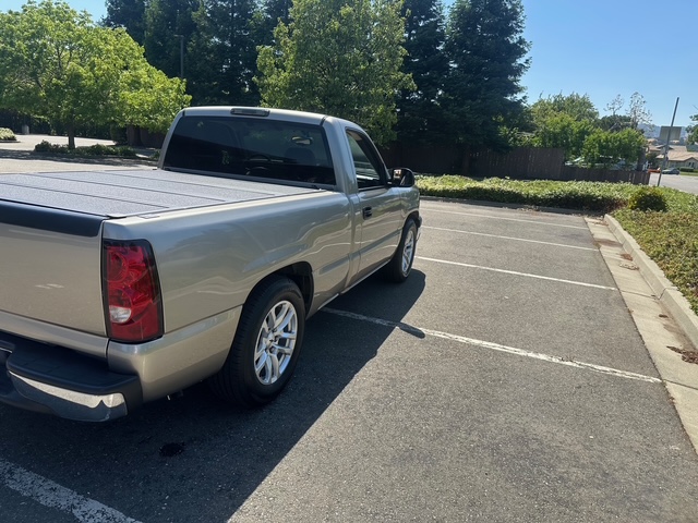 
								2004 Silverado 1500 5 SPEED V8 full									