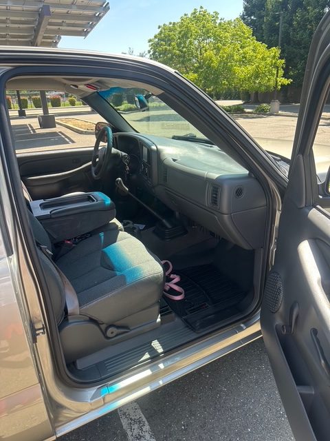 
								2004 Silverado 1500 5 SPEED V8 full									