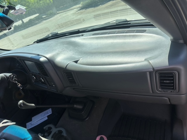 
								2004 Silverado 1500 5 SPEED V8 full									